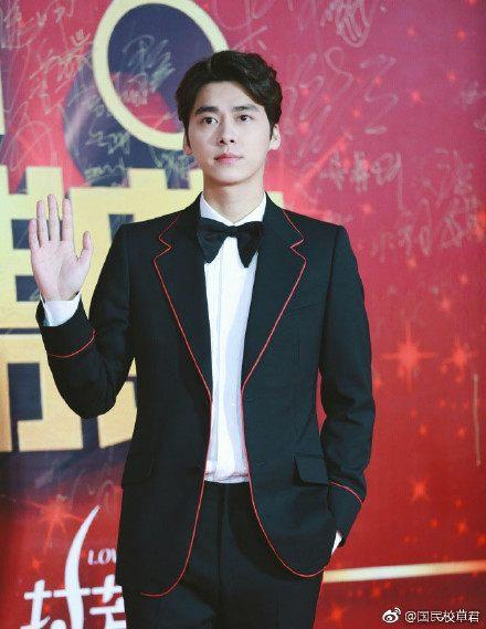 爆料李易峰戴墨镜视频,神秘感十足引热议